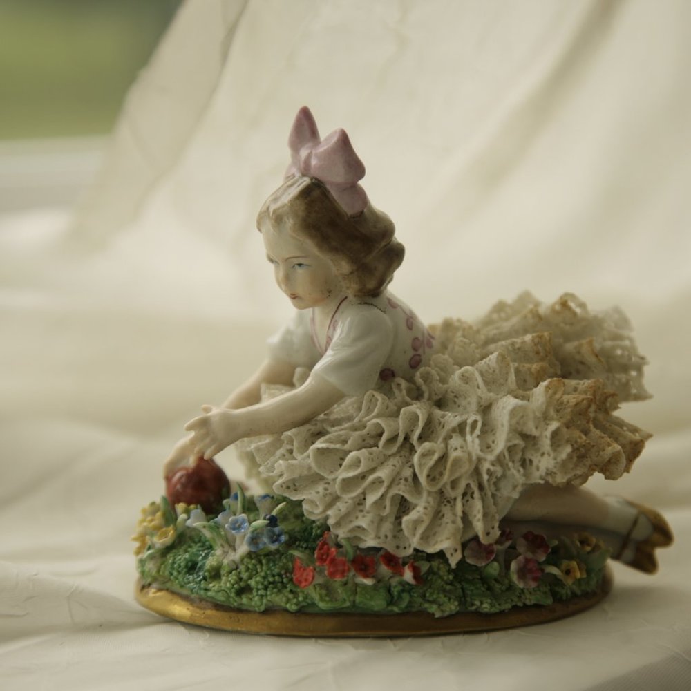 Antique 1910 Sitzendorf Figurine Porcelain German Fine Art w Dripped Lace - Picture 3 of 8